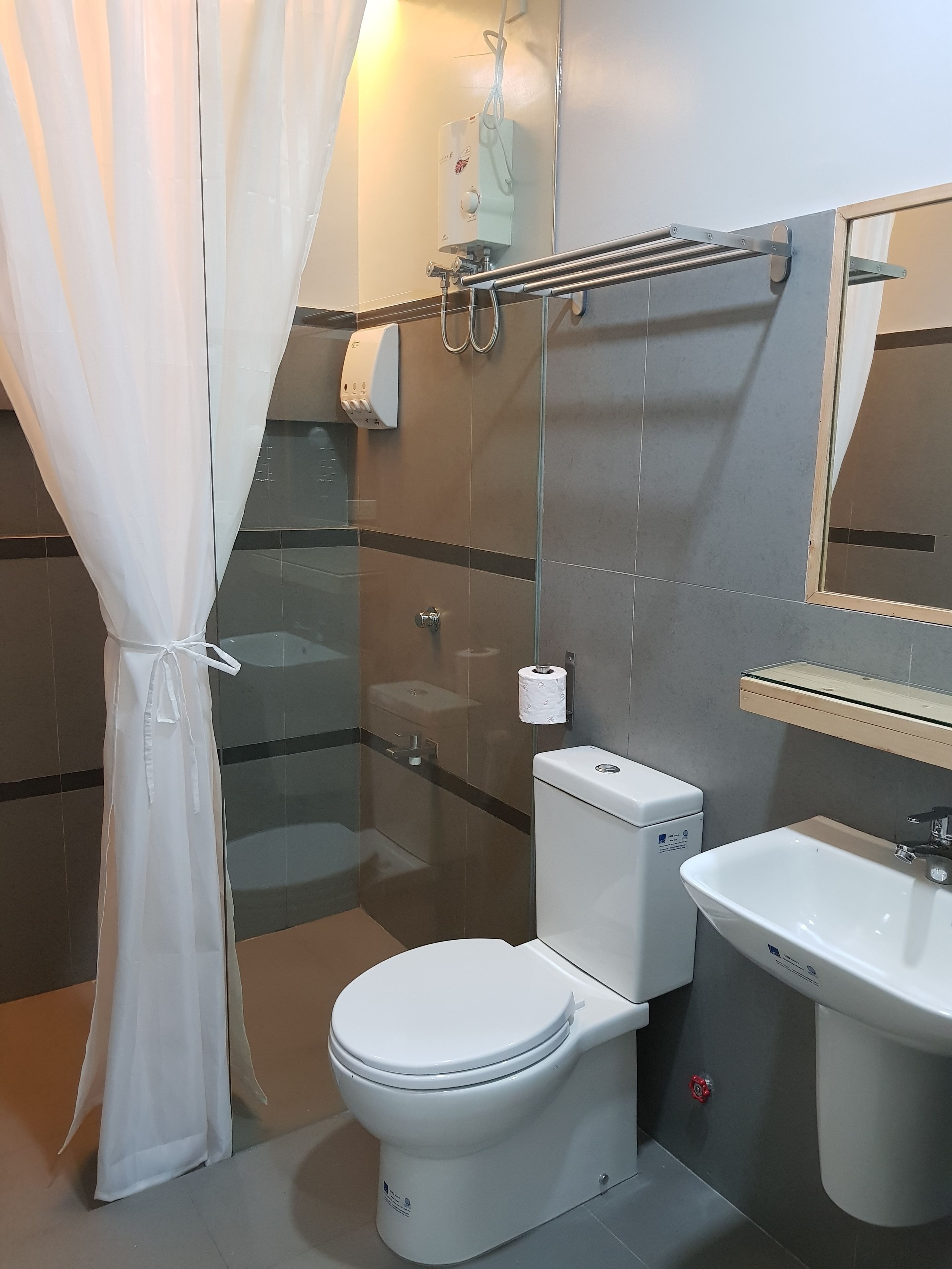 junior room, non smoking | bathroom | shower, rainfall showerhead, free toiletries, hair dryer