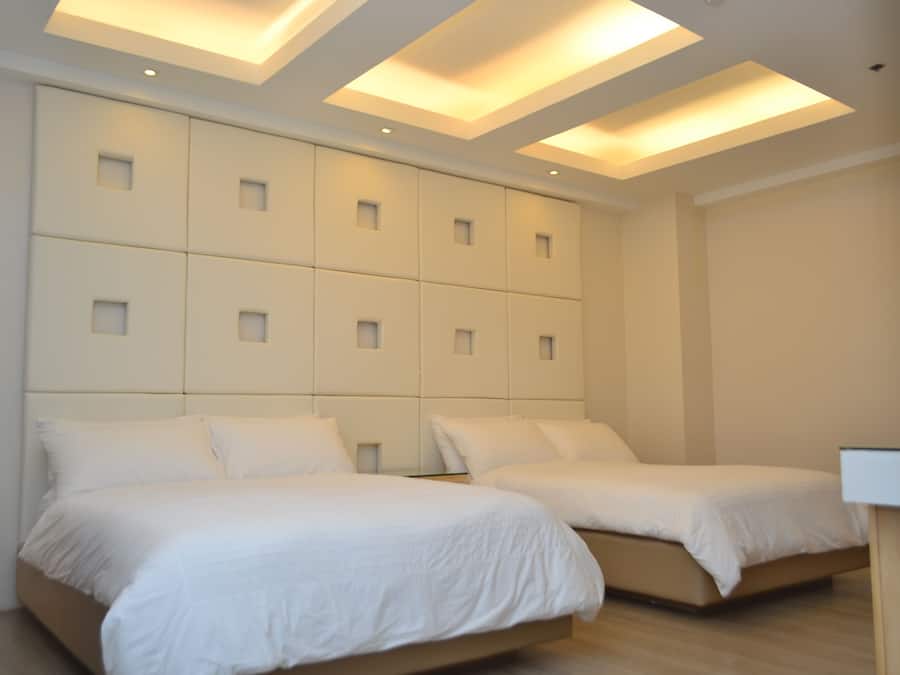 Kamar Keluarga, Bebas Asap Rokok | Meja kerja, tirai kedap cahaya, dan setrika/meja setrika