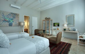 Suite | Minibar, brankas, meja kerja, dan tempat tidur lipat/tambahan