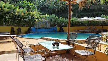 Hồ bơi ngoài trời