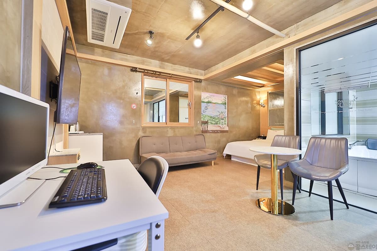 1 bedroom, premium bedding, desk, laptop workspace