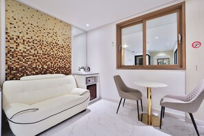 Ropa de cama de alta calidad y escritorio 