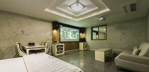 Premium Suite | Premium bedding, desk, laptop workspace, blackout drapes
