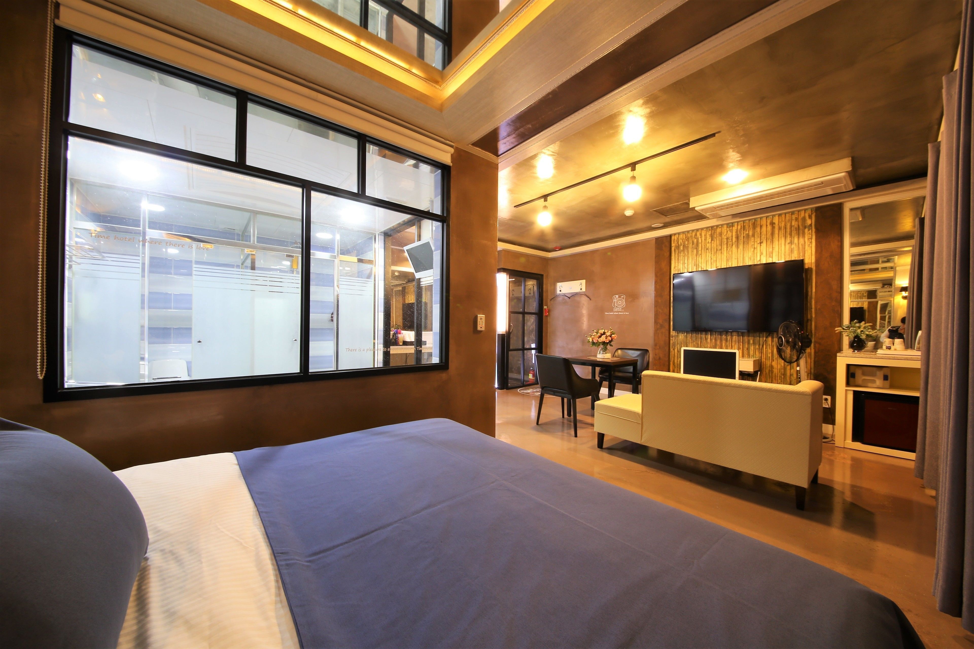 Peralatan tempat tidur premium, meja, ruang kerja komputer riba 
