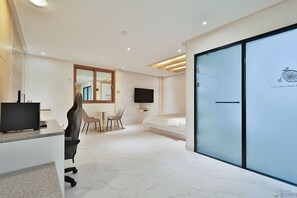 Premium bedding, desk, laptop workspace, blackout curtains - Time Hotel (Yangsan)