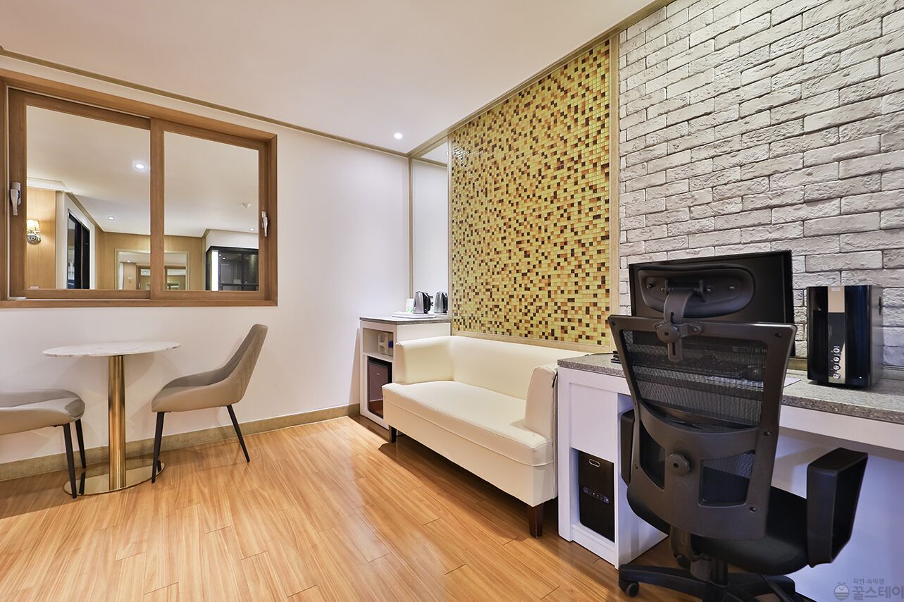 business superior (check in/out 2pm) | premium bedding, desk, laptop workspace, blackout curtains