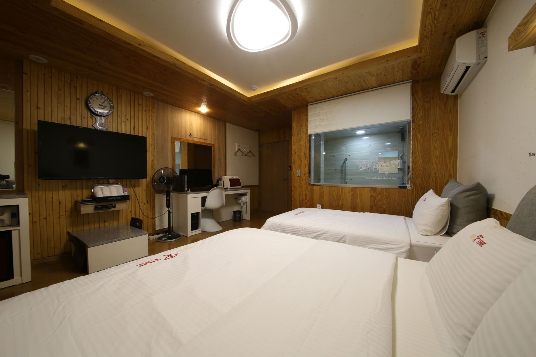 Ropa de cama de alta calidad y escritorio