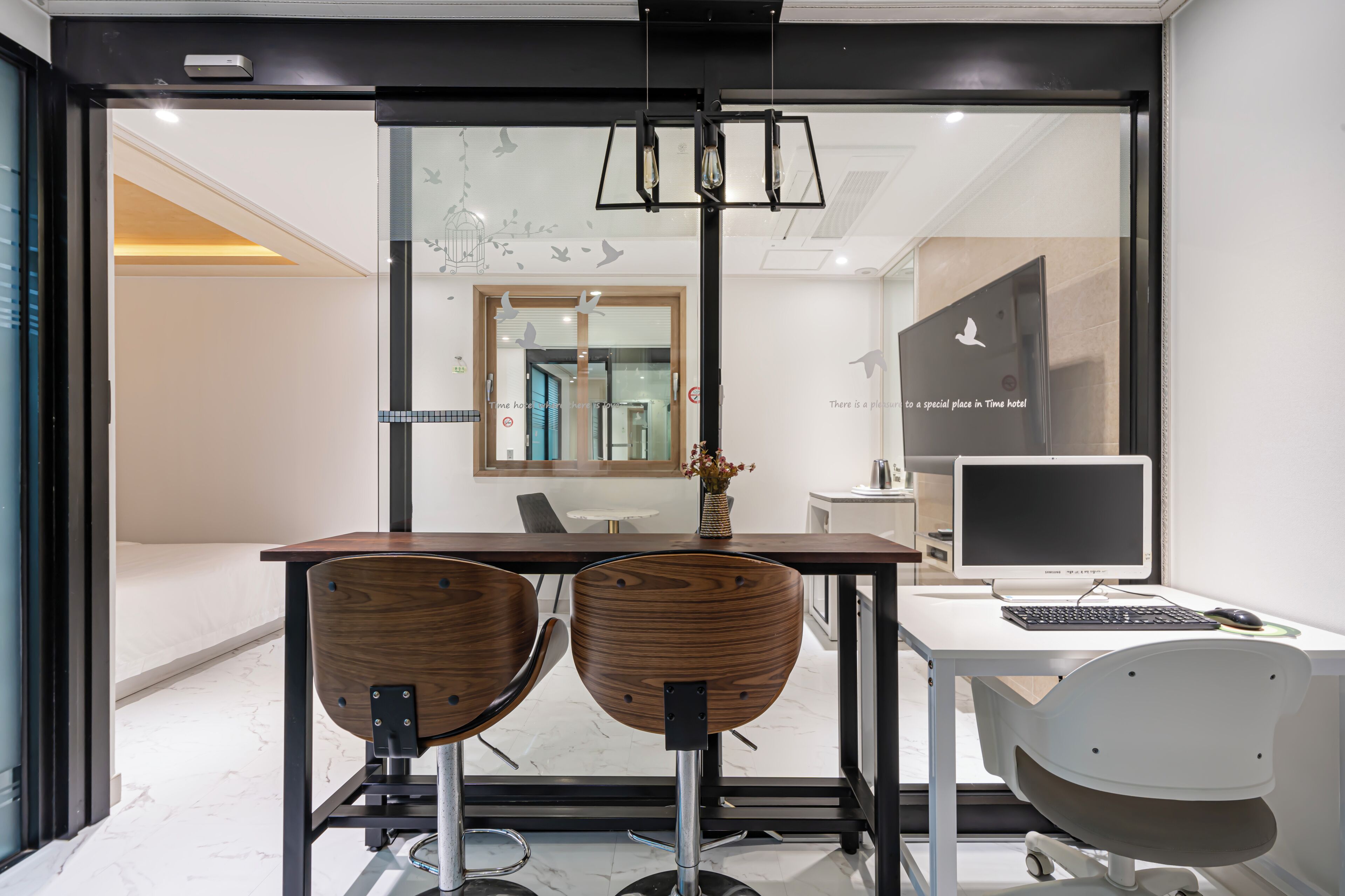 Deluxe Wine Room | Premium bedding, desk, laptop workspace, blackout drapes