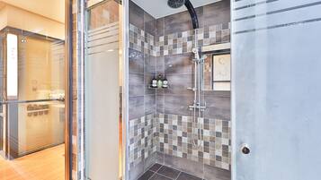 Business Superior (Check in/Out 2PM) | Bathroom | Combined shower/tub, deep soaking tub, free toiletries, hair dryer