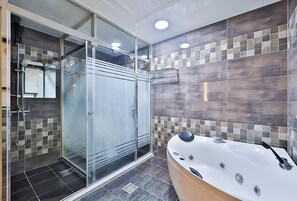 Combined shower/tub, deep soaking tub, free toiletries, hair dryer - Time Hotel (Yangsan)