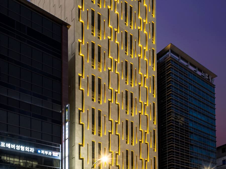 Fachada de la propiedad por la tarde o noche