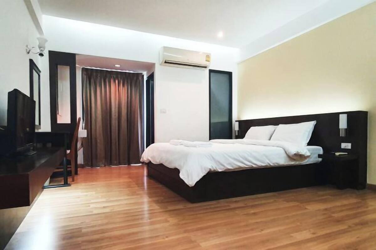Minibar, desk, soundproofing, WiFi (free)