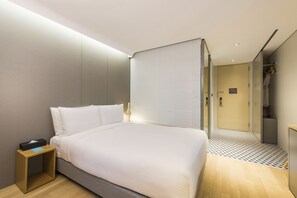 Phòng đôi Deluxe | Bộ đồ giường cao cấp, két bảo mật tại phòng, bàn 