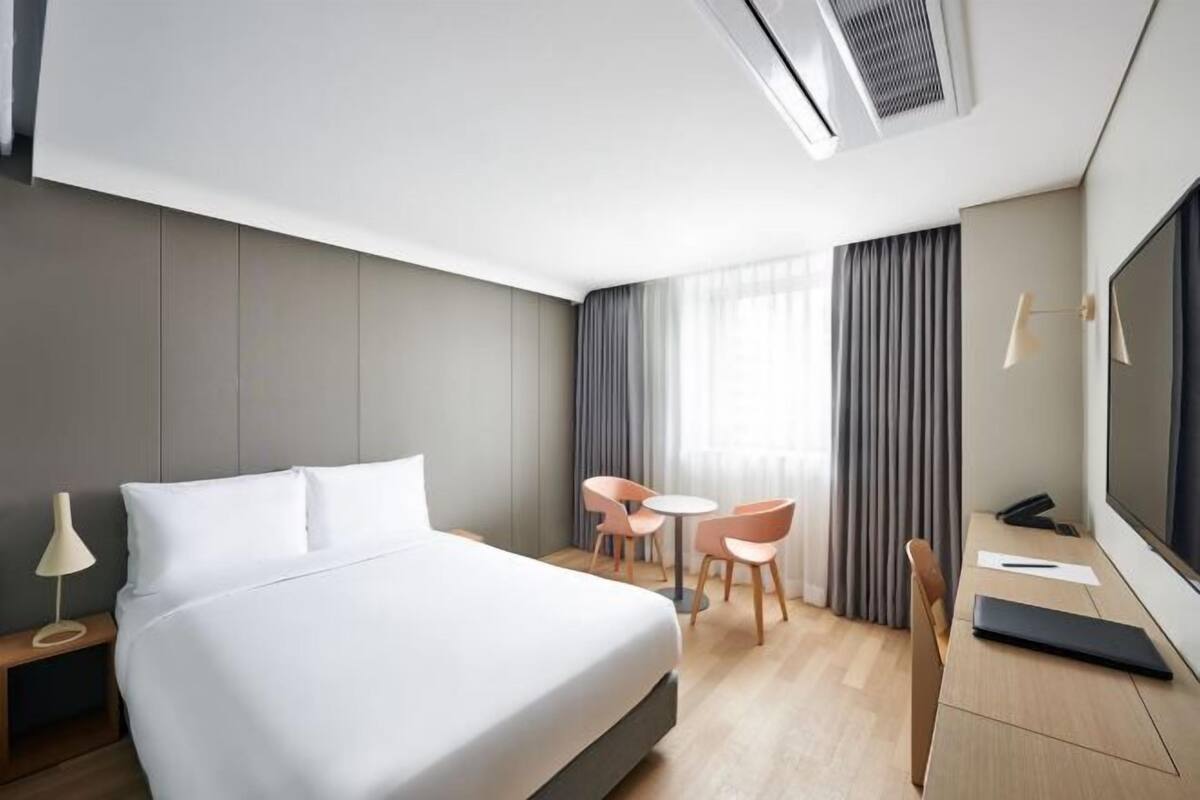 Premium bedding, in-room safe, desk, iron/ironing board (on request)