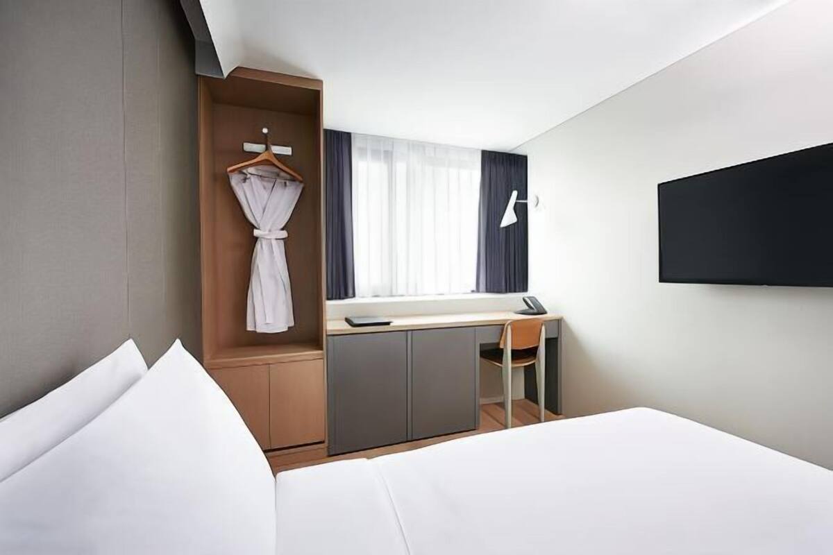 Premium bedding, in-room safe, desk, iron/ironing board (on request)