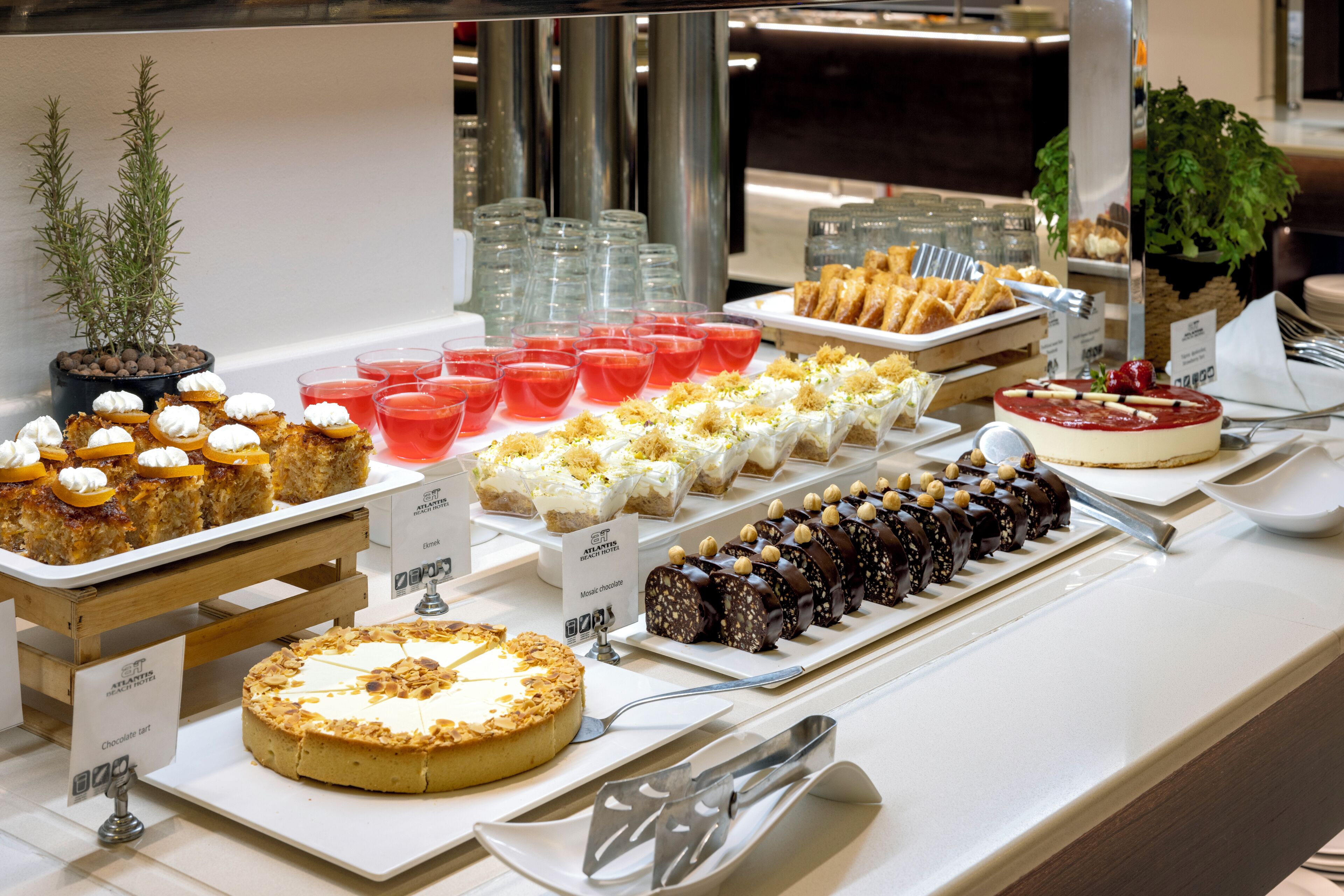 Een buffet met diverse desserts en drankjes.