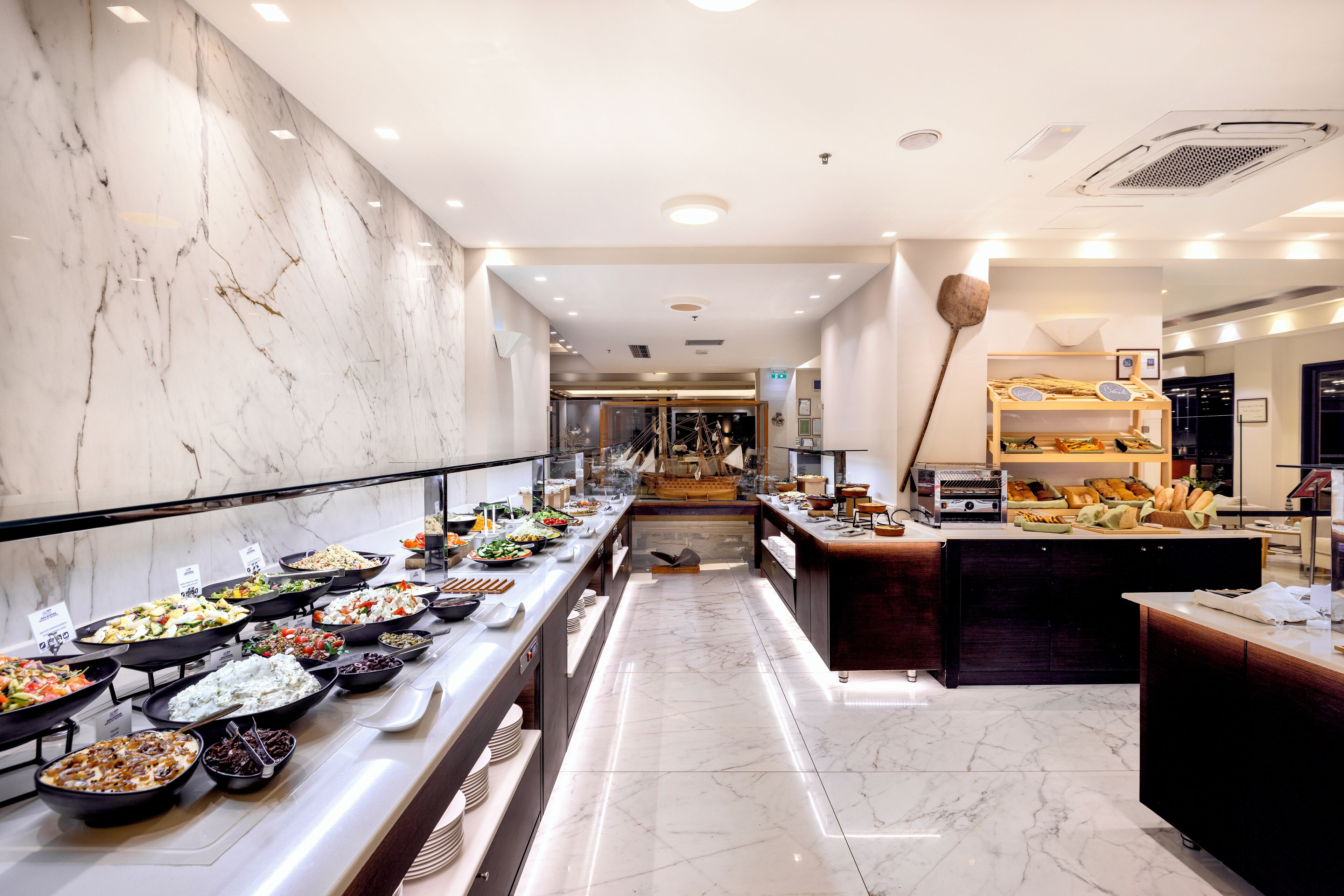 2 Restaurants, Mittagessen, Abendessen, internationale Küche