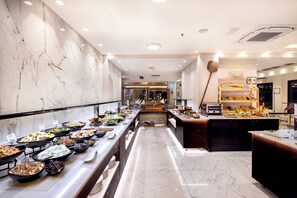 2 restaurantes; se sirve almuerzo y cena; cocina internacional