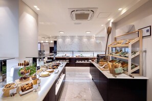 2 restaurants; lunch and dinner served - Atlantis Beach Hotel (Rethymno)