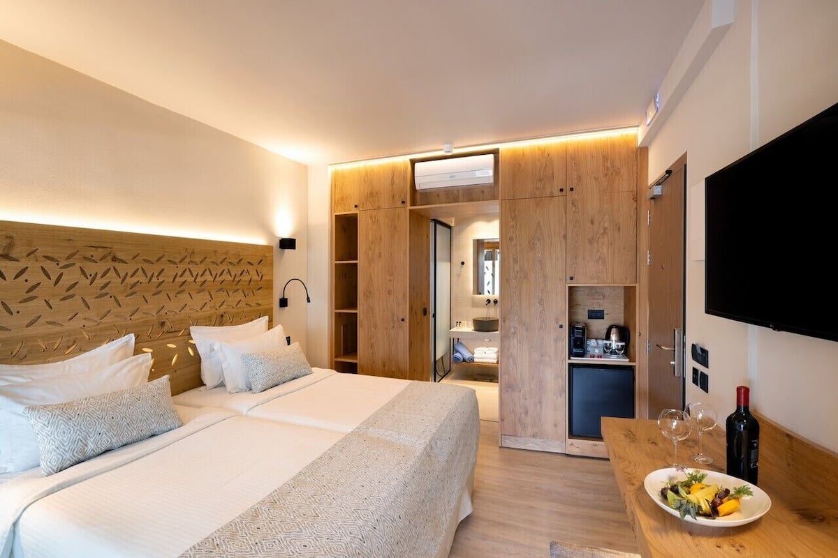 Superior Room, Garden View | 1 bedroom, in-room safe, free WiFi, bed sheets