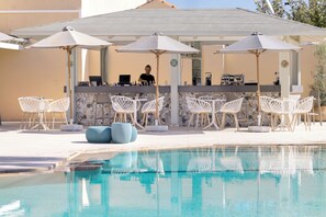 Outdoor pool, pool umbrellas, sun loungers - Atlantis Beach Hotel (Rethymno)