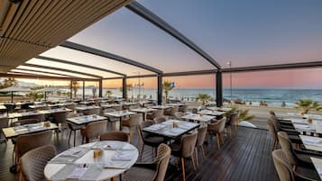 2 restaurants, lunch, dinner served; international cuisine