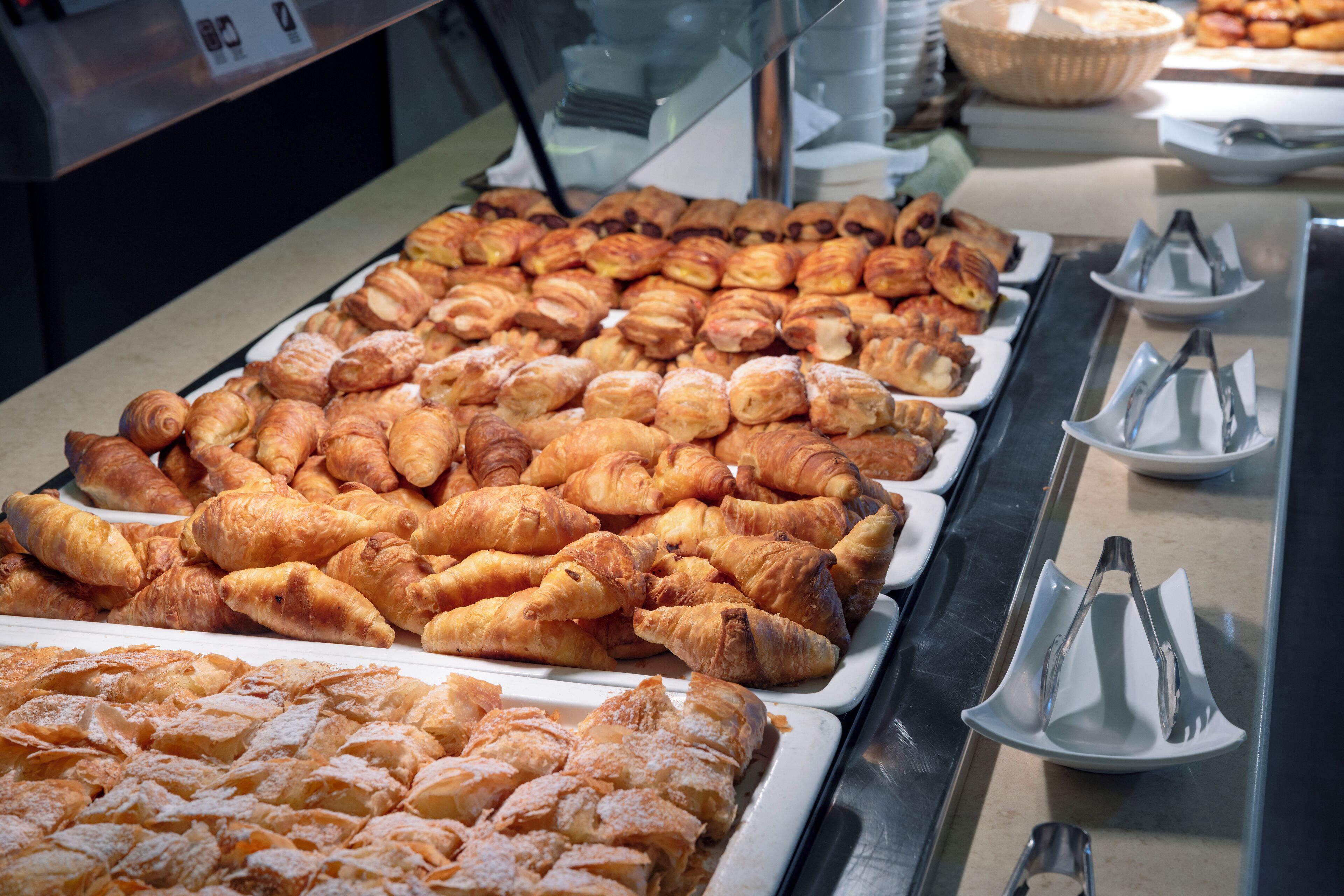 Un bufé con diversos pasteles y postres.