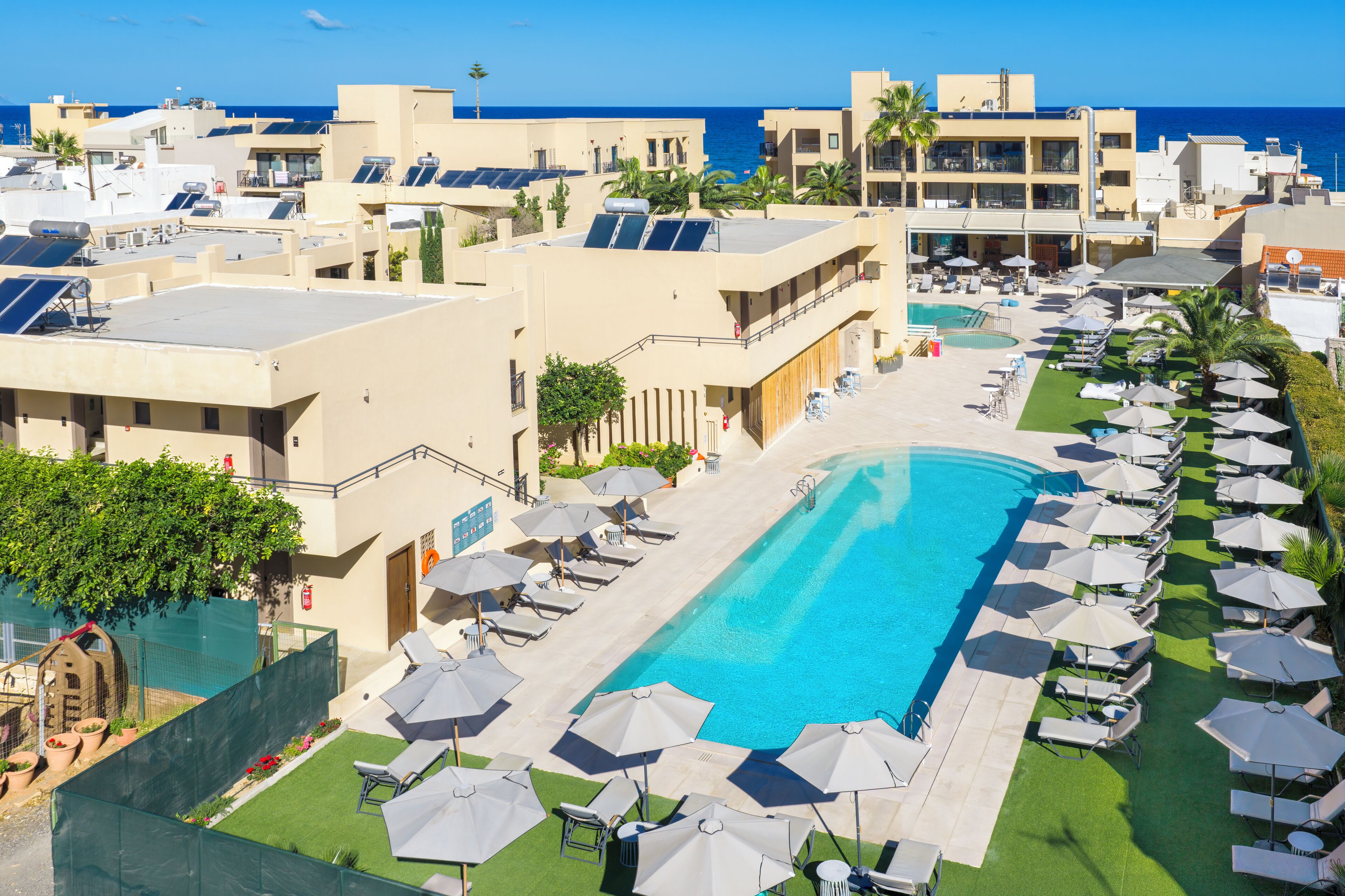 حمّام سباحة خارجي، مظلات على حمّام السباحة، مقاعد للتشمس