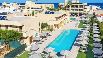 Außenpool, Sonnenschirme, Liegestühle