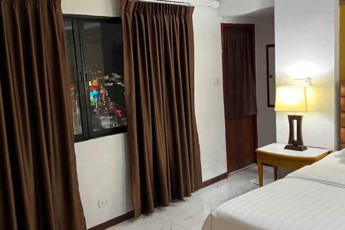 Hypo-allergenic bedding, soundproofing, free WiFi, bed sheets