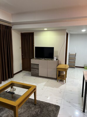 One Bedroom Suite City View | Living area