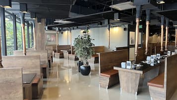 供應早餐、午餐及晚餐