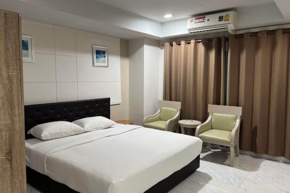 Hypo-allergenic bedding available, soundproofing, WiFi (free)