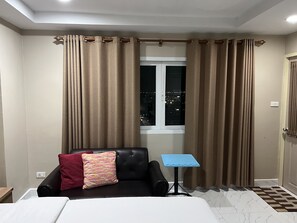 Standard Junior Room | Living area | TV - Mall Suites Hotel (Bangkok)