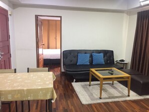 One Bedroom Suite City View | Living area