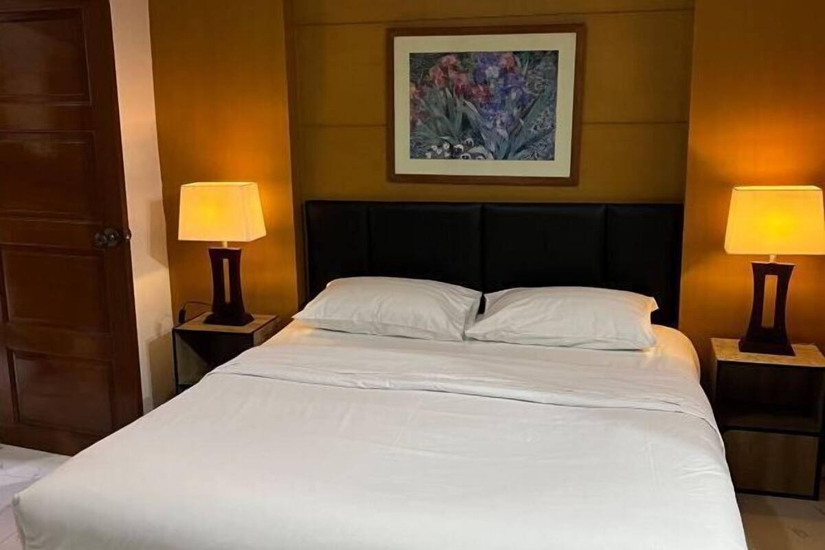 Hypo-allergenic bedding available, soundproofing, WiFi (free)