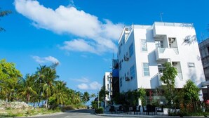 A modern white building with multiple floors, balconies, and windows. - BEACH PALACE HOTEL (Hulhumalé)