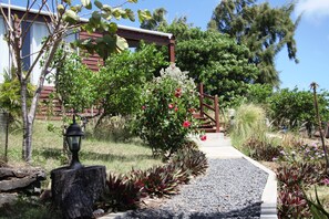 Deluxe Room | Desk, iron/ironing board, free cribs/infant beds, bed sheets