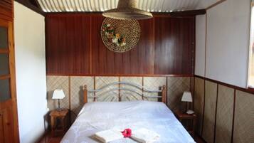 Chambre Confort | Bureau, fer et planche à repasser, lits bébé (gratuits), draps fournis