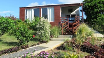 Deluxe Room | Desk, iron/ironing board, free cribs/infant beds, bed sheets