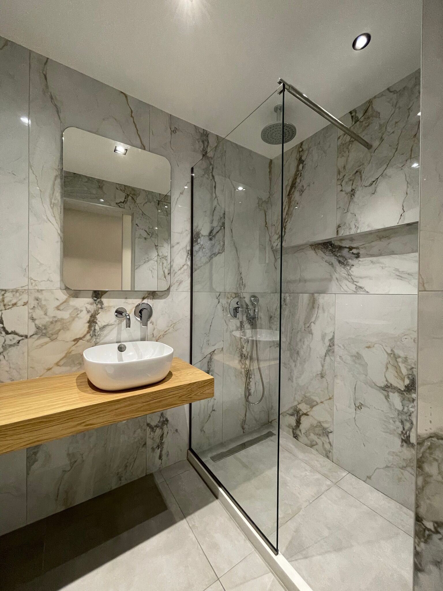 Kamar Double Deluks, 1 Tempat Tidur Double atau 2 Tempat Tidur Twin, pemandangan laut | Kamar mandi | Shower, perlengkapan mandi gratis, pengering rambut, dan handuk