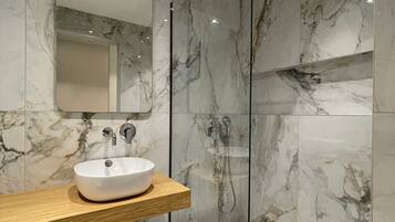 Deluxe-Doppelzimmer, 1 Doppelbett oder 2 Einzelbetten, Meerblick | Badezimmer | Dusche, kostenlose Toilettenartikel, Haartrockner, Handtücher