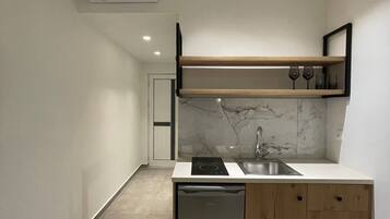 Kahden hengen deluxe-huone, 1 parisÀnky tai 2 yhden hengen sÀnkyÀ, merinÀköala | Yksityinen keittonurkkaus | JÀÀkaappi, liesi, kahvin-/teenkeitin, vedenkeitin