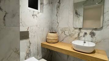 Kahden hengen deluxe-huone, 1 parisÀnky tai 2 yhden hengen sÀnkyÀ, merinÀköala | Kylpyhuone | Suihku, ilmaiset hygieniatuotteet, hiustenkuivaaja, pyyhkeet