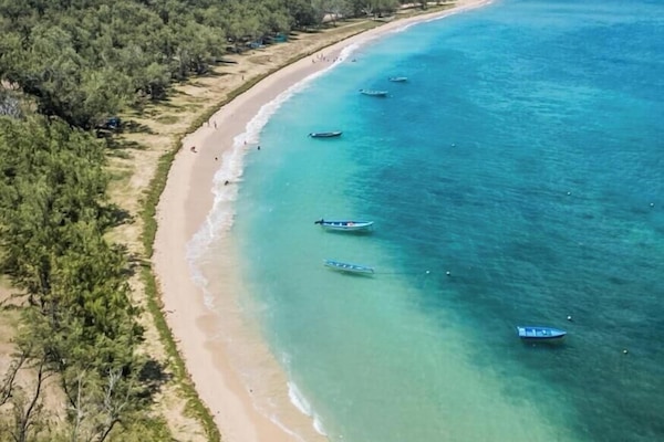 Pantai di sekitar