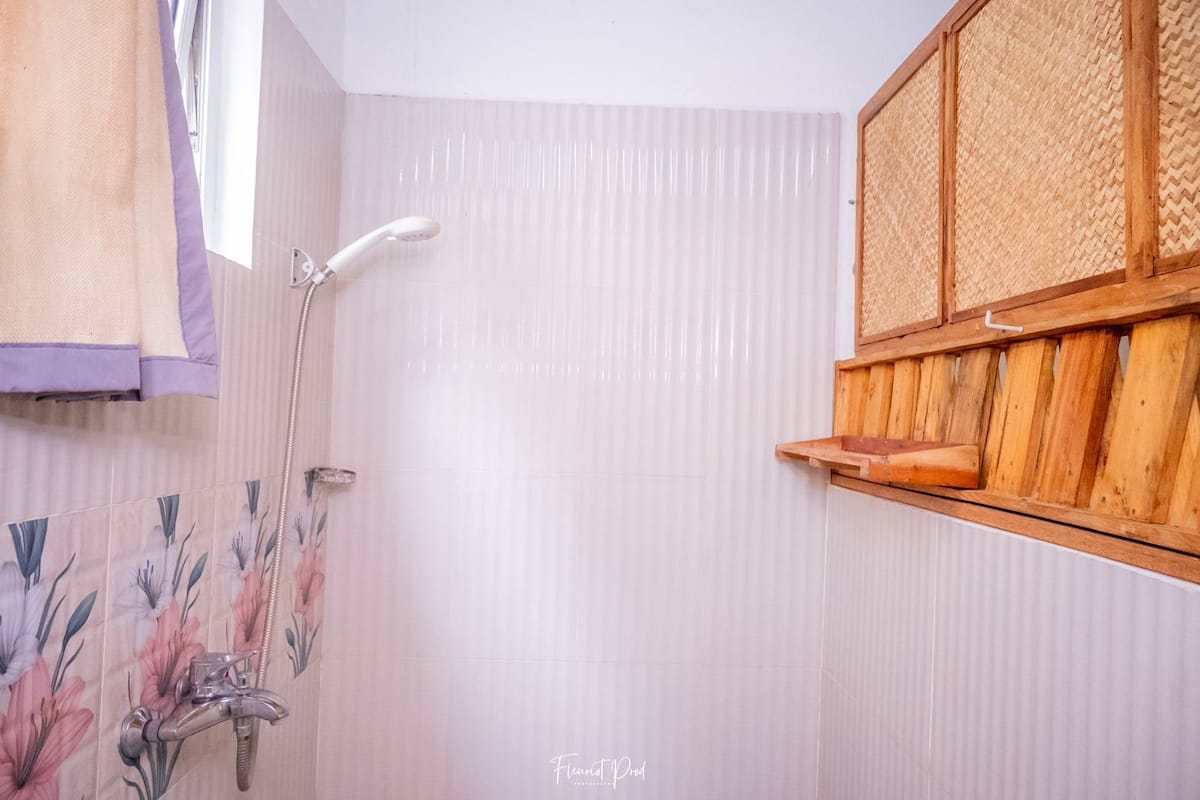 Quarto conforto | Banheiro | Produtos de toalete grátis, secador de cabelo (mediante solicitação)