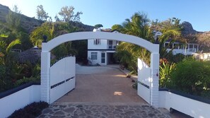 Vista frontal de la propiedad