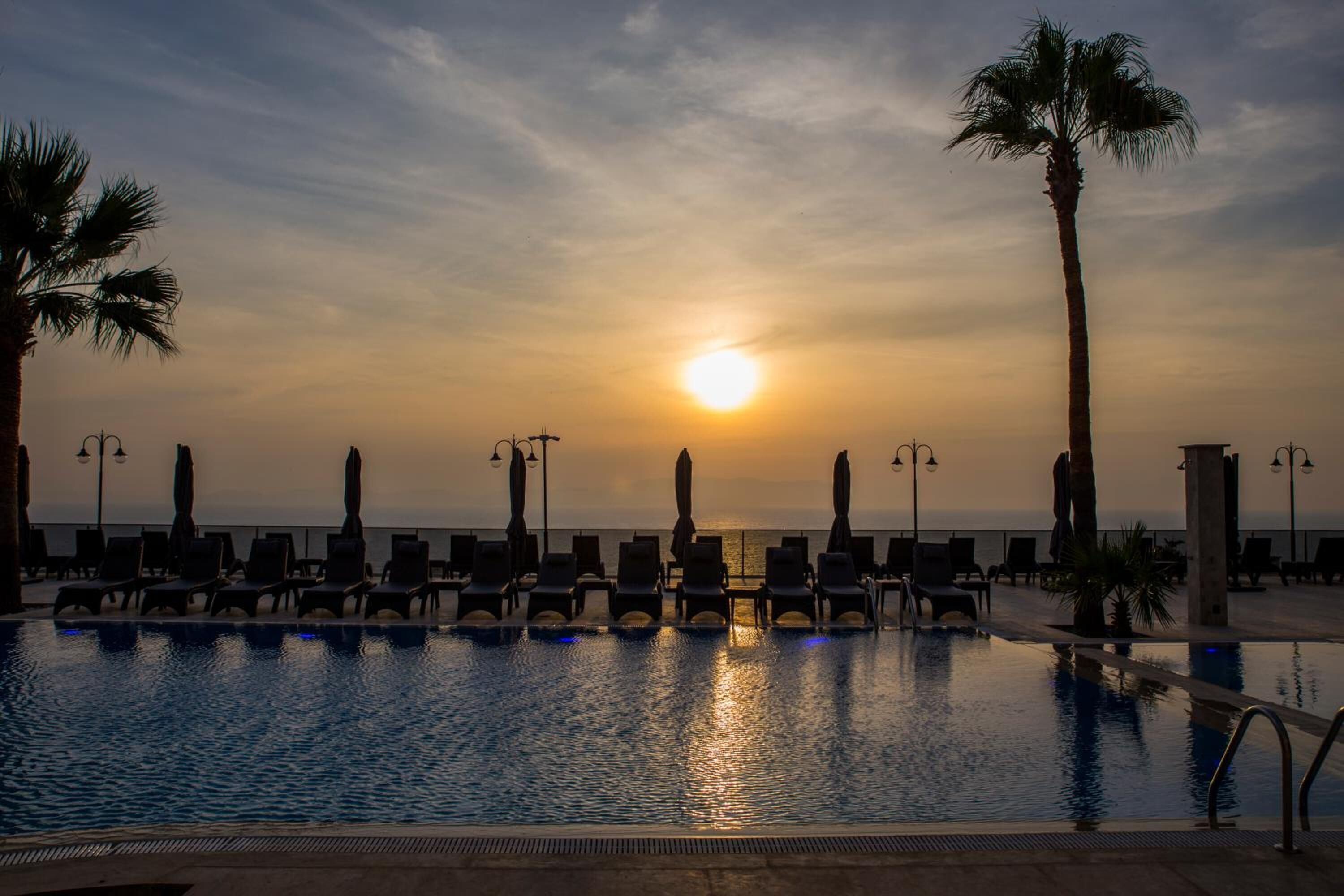 Ulkouima-allas, aurinkovarjoja, aurinkotuoleja