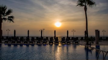 Ulkouima-allas, aurinkovarjoja, aurinkotuoleja