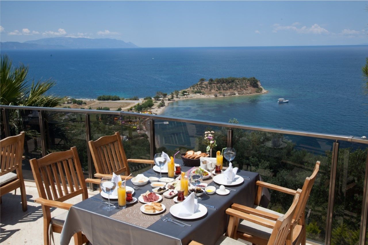 Breakfast, lunch, dinner served; international cuisine 